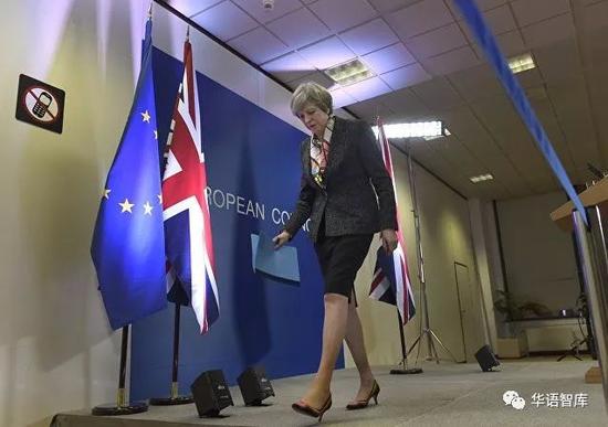 英国首相特雷莎·梅这表情可不像理直气壮的神态