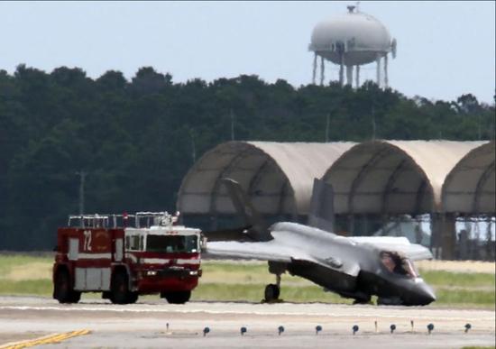 今年8月,美国空军的一架F-35A战机也因为起落架严重受损。