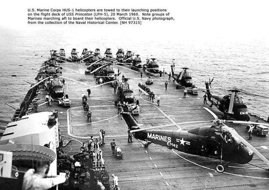 图为同时运作数十架海军陆战队直升机的“普林斯顿”号后甲板。