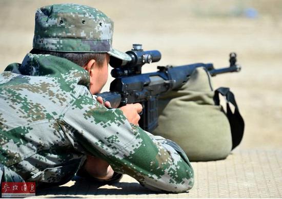 资料图：中国狙击手使用SVD狙击步枪打靶。
