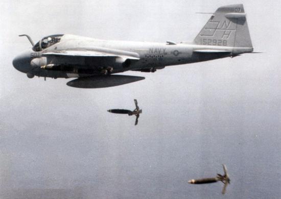 图片:A-6E投掷MK-82激光制导炸弹。