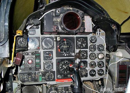 △美国F-4的前座仪表板，仅有一个雷达用显示器