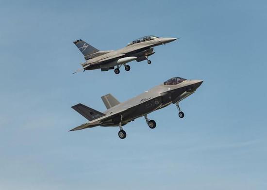 F-16伴飞F-35