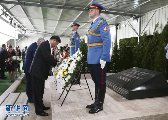 国家主席习近平和夫人彭丽媛首先前往中国驻南联盟被炸使馆旧址,凭吊在使馆被炸事件中英勇牺牲的邵云环、许杏虎和朱颖3位烈士。 图片来自新华社