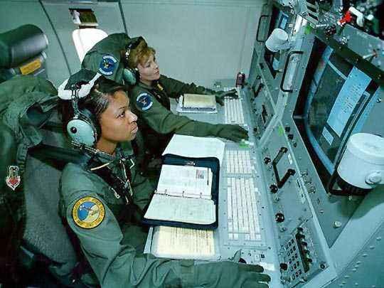 E-8“联合星”战场监视和指挥飞机内部。