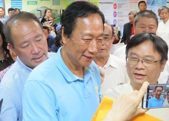 5月10日,郭台铭在台中参加座谈会图自台媒