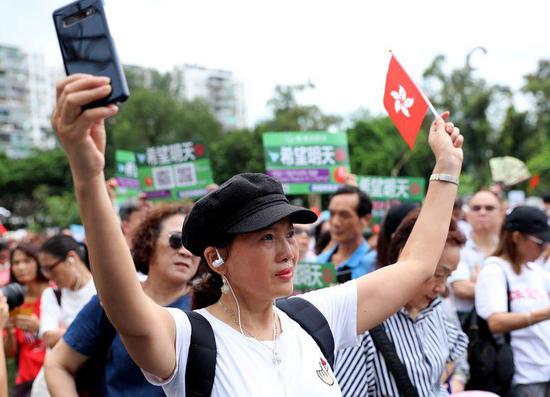 香港市民在“希望明天”反暴力音樂集會上。(新華社記者吳曉初攝)