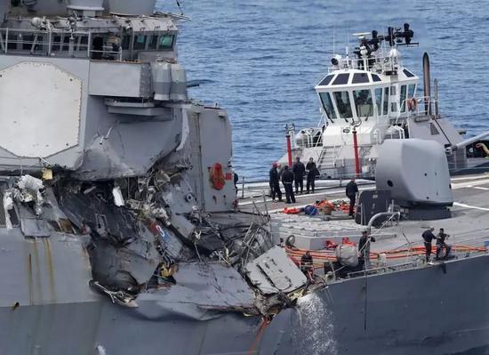 图片：被撞击受损的美国导弹驱逐舰“菲茨杰拉德”号。