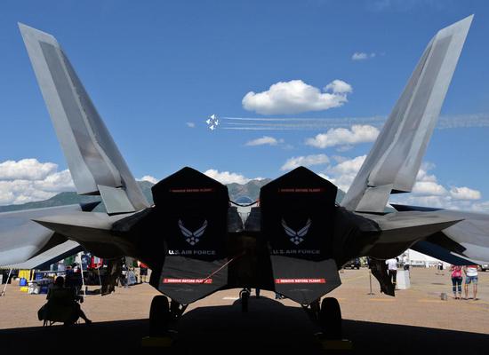 在希尔空军基地参加航空秀的F-22和“雷鸟”的F-16。