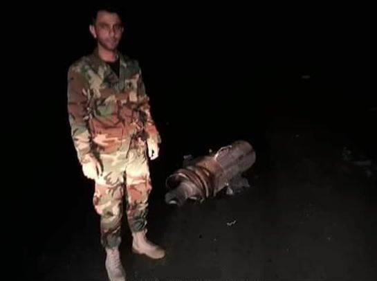 叙利亚军人与被击落的法军导弹残骸