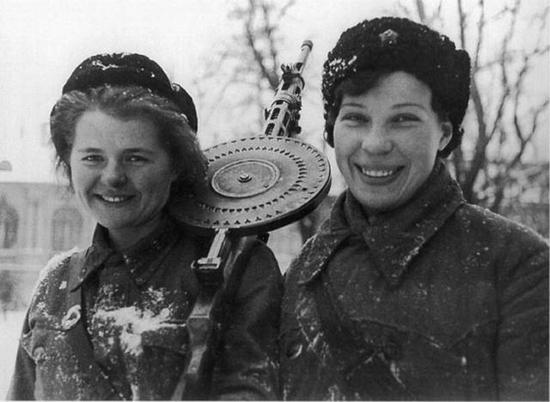 二战中，很多俄国妇女为国效力