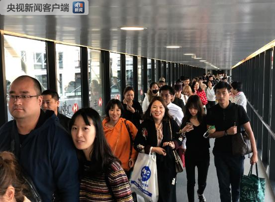 首批274名中国旅客回国  图源：央视新闻