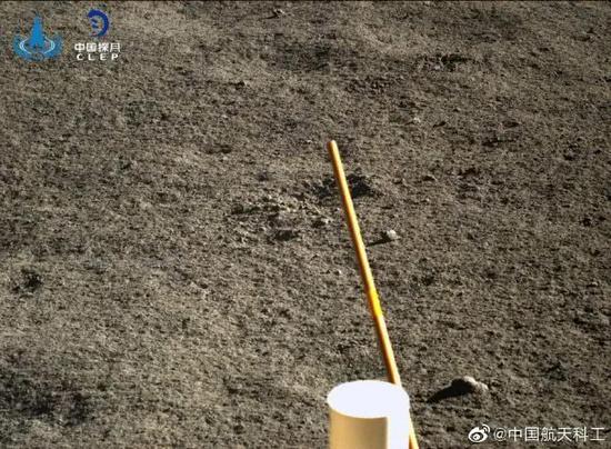 拉菲2平台苹果版下载官网|吓die!男子每天睡前玩手机险瘫痪 低头族快练这套劲椎操吧
