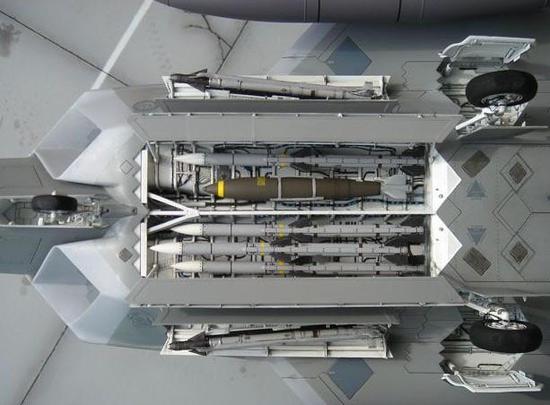  图为F-22A的主弹舱和侧弹舱开启结构。通过折叠弹翼和品字布局，F-22A实现了较大的载弹量。