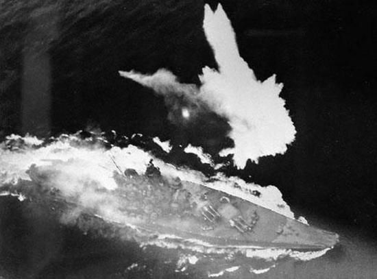 美军从空中拍摄的对大和号的轰炸