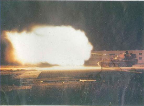 ▲夜间射击的89式自行反坦克炮