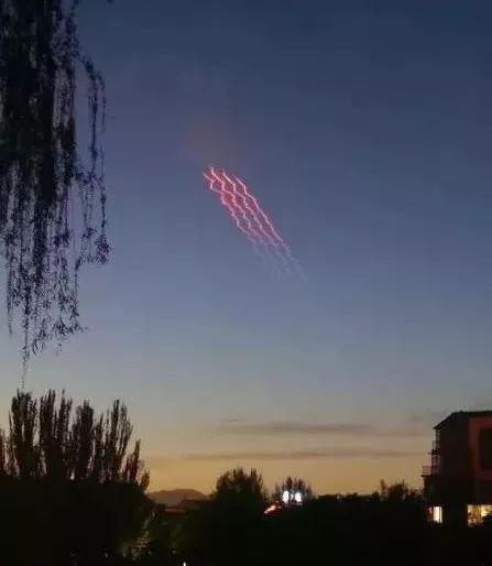 中国火箭军多支导弹旅演习 万箭齐发场面震撼(图)