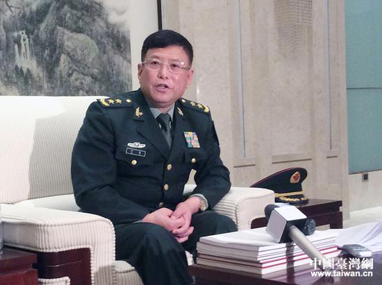 何雷中将接受参加两岸网络新媒体大陆行活动记者的联合采访。(中国台湾网 王思羽 摄)