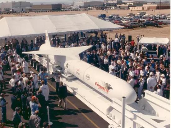 1990年展出的“飞马座”，其最大的特点就是拥有两个水平翼面和垂直尾翼