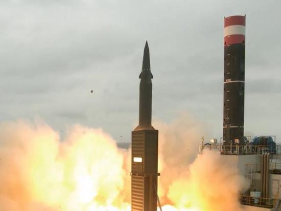 ▲“玄武-2C”弹道导弹的弹头外形与“潘兴-2”导弹几乎一模一样