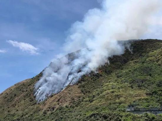 九鹏基地附近山坡地发生大火。