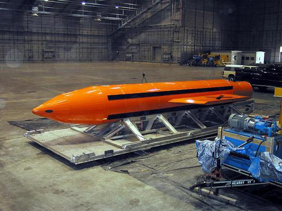 ▲未来B-52H战略轰炸机的翼下挂架可以直接挂载MOAB“炸弹之母”巨型炸弹