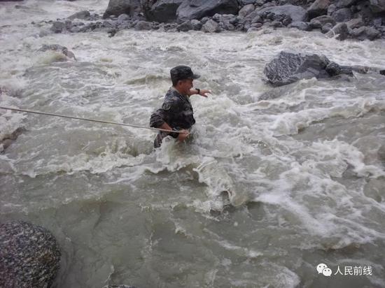 若是河水暴涨，他们就要滑着溜索过河。万般艰难，依然乐观。