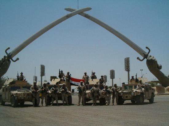 美军士兵2003年在伊拉克境内庆祝获得战争胜利。