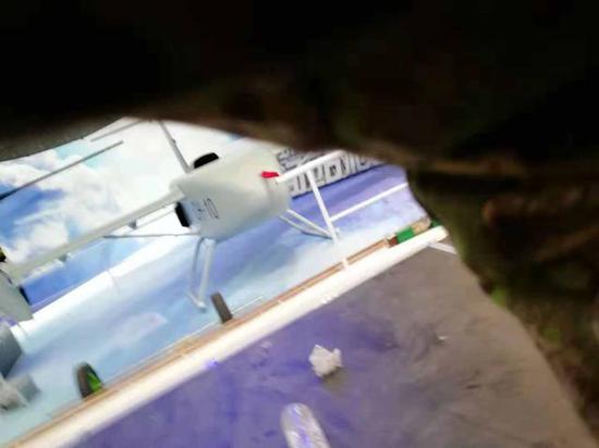 图片：国产首架倾转旋翼机彩虹-10在珠海航展布展。