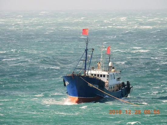 图为插着五星红旗的大陆渔船。（图：今日新闻）