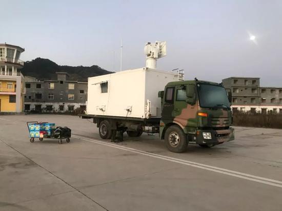这就是AT200飞机的通讯控制系统车,要实现大面积飞行,需要很多个这种基站