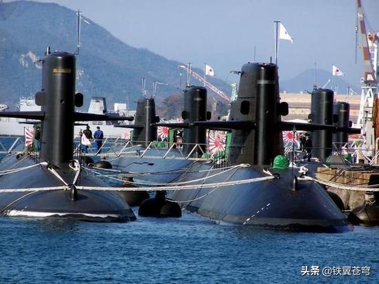 密密麻麻的日本潜艇