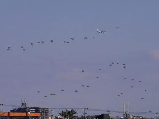 今年1月13日,C-2开始在陆自习志野演习场执行人员空投训练任务
