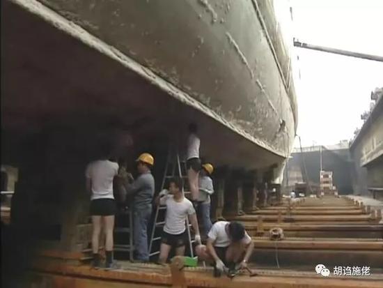 ▲ 船體刮一刮,就能順溜不少,自然能減少阻力啦