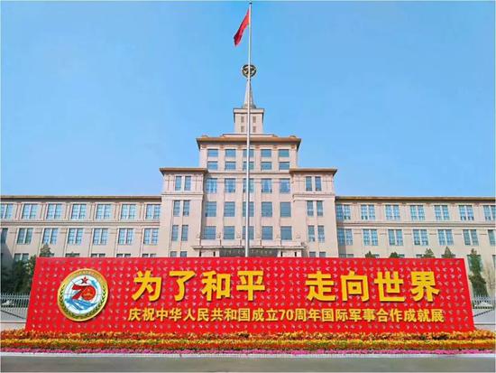 2018澳门最新网址-2学生扶老人过马路向让行司机鞠躬 暖心举动获赞