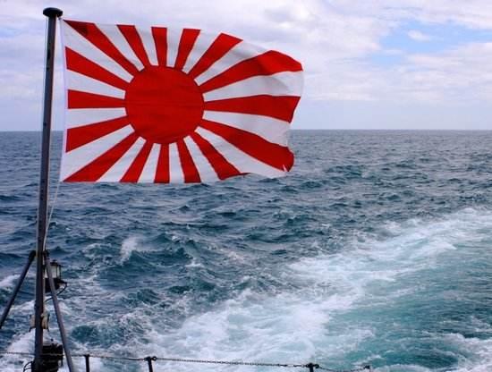 日本海军悬挂的旭日旗