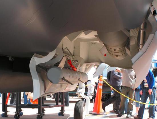 F35弹仓增加了深度，可以挂一发1吨级别的重型弹药