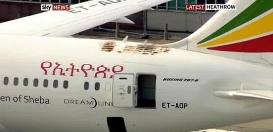 图为电池起火后迫降伦敦的波音787特写，机体表面的复合材料已经被灼烧损坏。