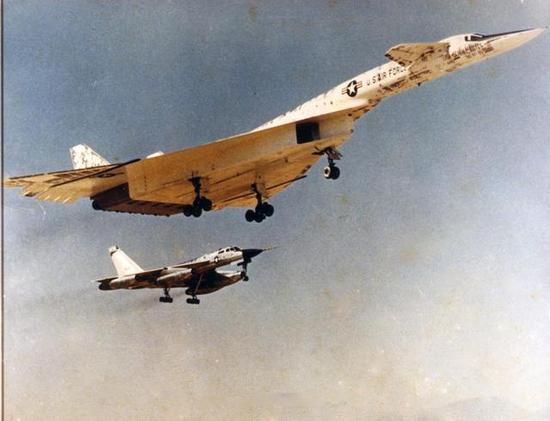 图片：XB-70和B-58同框