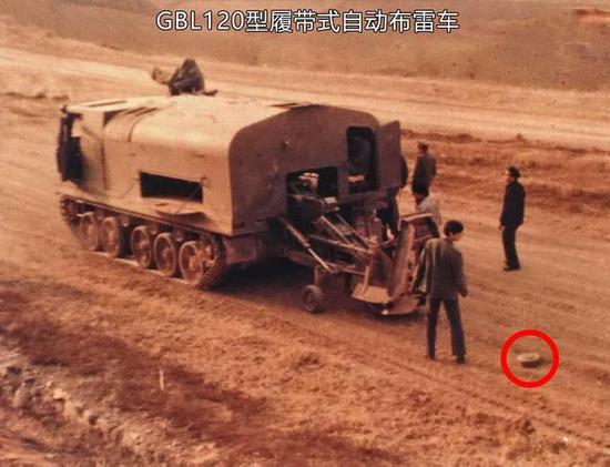 图片:传统的布雷车一枚枚布设地雷,效率很低。