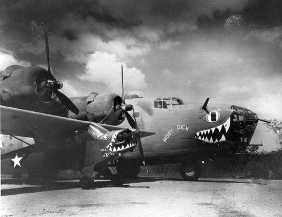 ▲B24轰炸机的机头下方的凶猛“鱼嘴”涂鸦