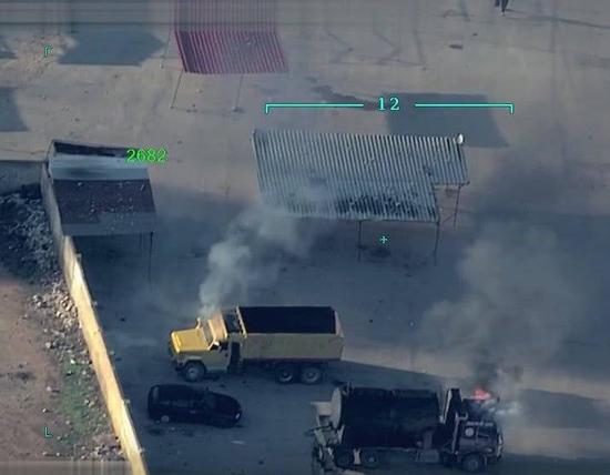 17日，库尔德武装焚烧民用车辆视频截图