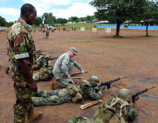 图为美军对非洲国家军队进行反恐训练