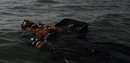西班牙海滩的浮尸