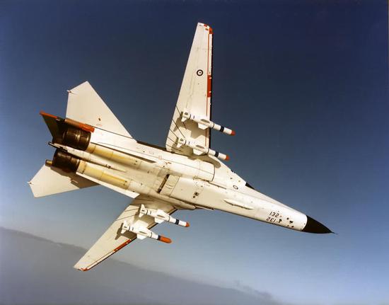 苏霍伊变后掠翼苏24攻击机相比美F111:几乎一