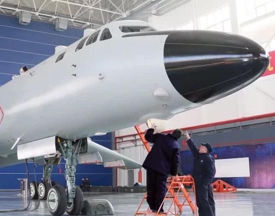 准备交付的轰-6K轰炸机。