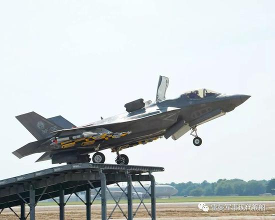 BAE试飞员在美国基地试飞F-35B