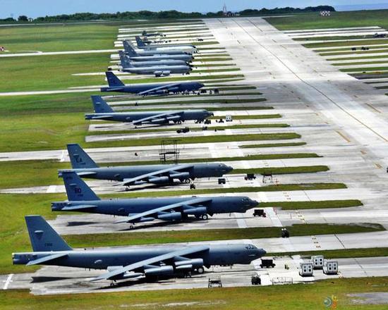 我轰6K南部海域开展岛礁起降训练 作战半径极