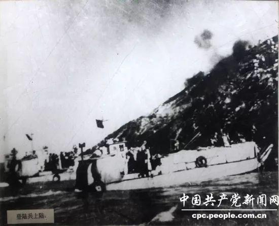 登陆兵登上陆地。