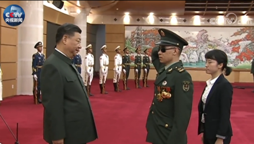 康辉:看到杜富国向习主席敬军礼 我眼睛湿润了 康辉:看到杜富国向习主席敬军礼 我眼睛湿润了